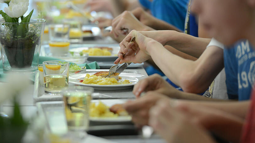 Oft landet beim Mittagessen in den Schulen nur Fisch oder Fleisch auf dem Teller. Die Grünen wollen das ändern. (Archivbild)