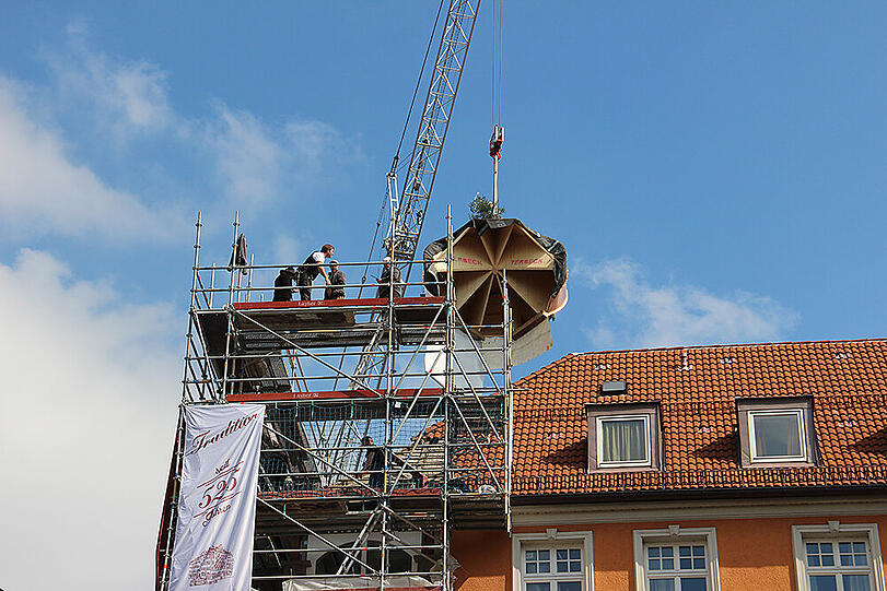 Bilder vom Richtfest am Torbräu: So wurde die Zwiebel auf den Turm gehievt.