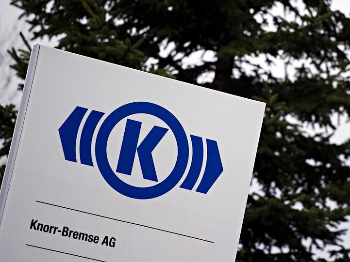Das Logo der Knorr-Bremse AG ist auf einem Schild an der Zentrale zu sehen. Foto: Nicolas Armer/dpa