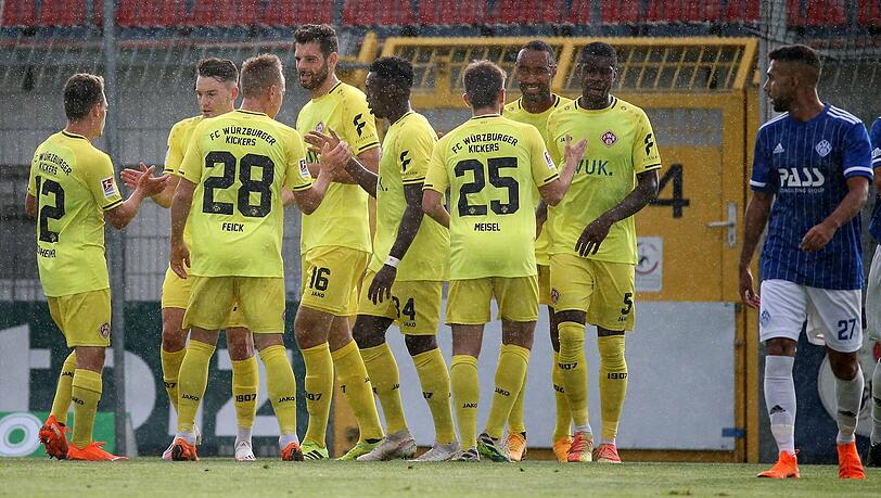 Klarer Sieg in Aschaffenburg: Spieler der Würzburger Kickers feiern das Tor zum 2:0 durch Luca Pfeiffer.