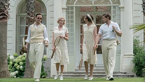 Bertie Pelham (Harry Hadden-Paton, links), Lady Edith (Laura Carmichael), Lucy Smith (Tuppence Middleton) und Tom Branson (Allen Leech) auf dem Weg zum gemischten Doppel.
