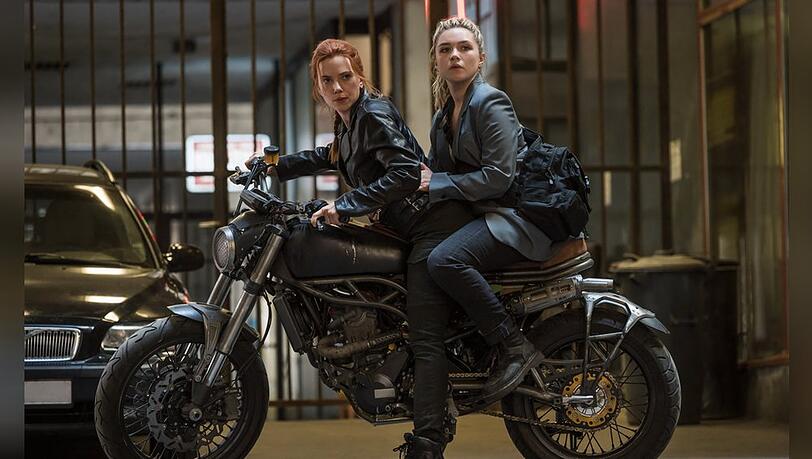 Scarlett Johansson und Florence Pugh (r.) spielen die Hauptrollen in "Black Widow".