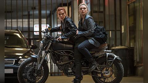 Scarlett Johansson und Florence Pugh (r.) spielen die Hauptrollen in "Black Widow".
