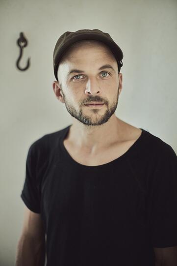 Der 1982 in Hamburg geborene Nils Frahm mischt Neo-Klassik unkonventionell mit minimalistischen Elektroklängen.