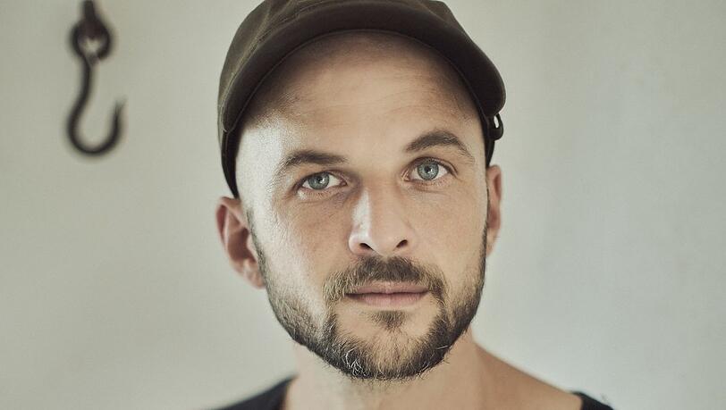 Der 1982 in Hamburg geborene Nils Frahm mischt Neo-Klassik unkonventionell mit minimalistischen Elektroklängen. Der 1982 in Hamburg geborene Nils Frahm mischt Neo-Klassik unkonventionell mit minimalistischen Elektroklängen.