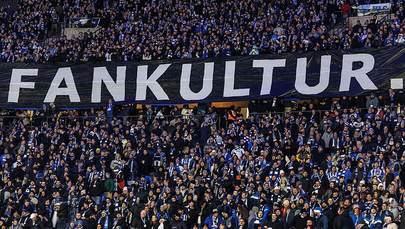 Fußball-Anhänger wie hier in Berlin fürchten um den Erhalt ihrer Fankultur.