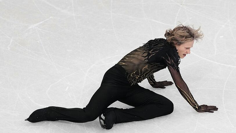 US-Superstar Ilia Malinin am Boden: Die K&uuml;r des haushohen Favoriten war auch von St&uuml;rzen gepr&auml;gt.