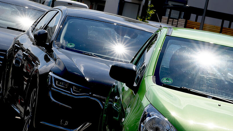 Wenn die Sonne auf die Autos knallt, kann es eine Reihe an Sch&auml;den geben: Zum Beispiel k&ouml;nnen die Scheiben platzen.