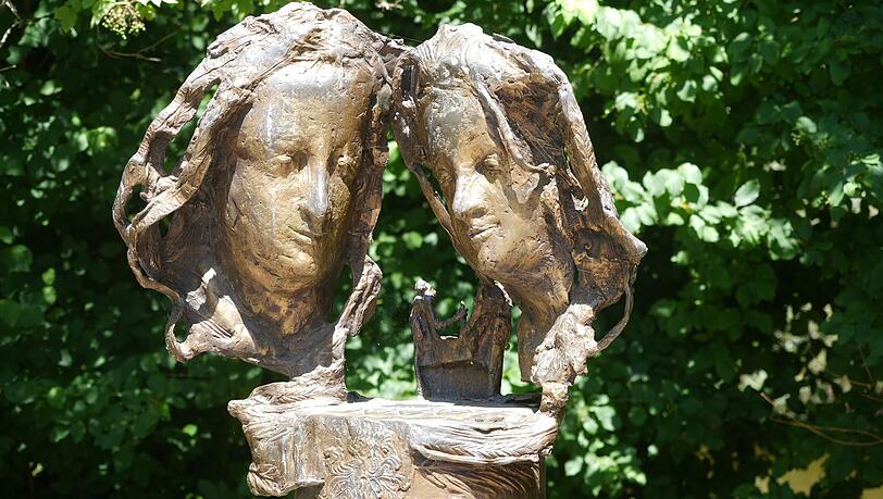 Dieses Denkmal in Obermenzing erinnert an eine tragische, unstandesgemäße Beziehung. Wer waren die beiden Liebenden? Dieses Denkmal in Obermenzing erinnert an eine tragische, unstandesgemäße Beziehung. Wer waren die beiden Liebenden?