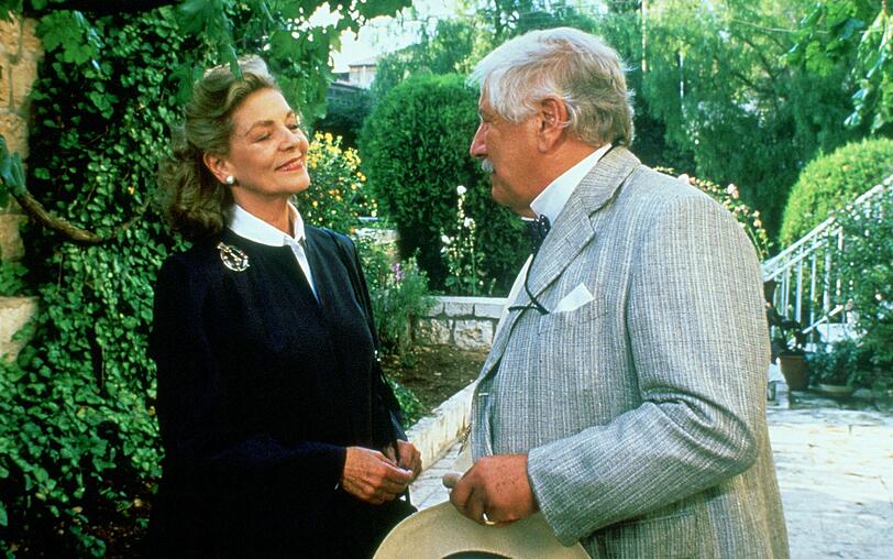 Im Zuge von Detektiv Hercule Poirots (Peter Ustinov) Ermittlungen geraten alle, auch die Abgeordnete Lady Westholme (Lauren Bacall), in Verdacht.