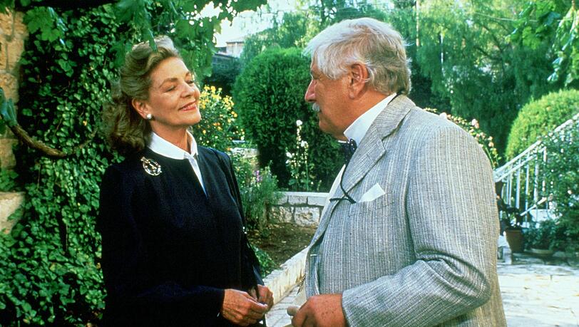 Im Zuge von Detektiv Hercule Poirots (Peter Ustinov) Ermittlungen geraten alle, auch die Abgeordnete Lady Westholme (Lauren Bacall), in Verdacht. Im Zuge von Detektiv Hercule Poirots (Peter Ustinov) Ermittlungen geraten alle, auch die Abgeordnete Lady Westholme (Lauren Bacall), in Verdacht.