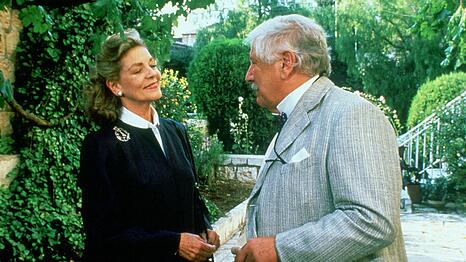 Im Zuge von Detektiv Hercule Poirots (Peter Ustinov) Ermittlungen geraten alle, auch die Abgeordnete Lady Westholme (Lauren Bacall), in Verdacht.