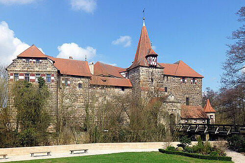 Dieses Idyll will die Stadt Lauf unbedingt behalten: Das Wenzelschloss liegt in schönster Insellage mitten in der Pegnitz.