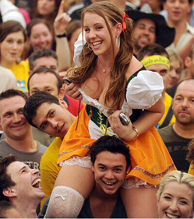 Auf der Wiesn mit Reizen geizen - für dieses Mädl ein absolutes Tabu.