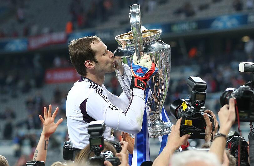 Grenzenlose Freude beim FC Chelsea: Überglücklich posieren die Spieler mit ihrem Pokal. Die Bilder vom britischen Siegestaumel.