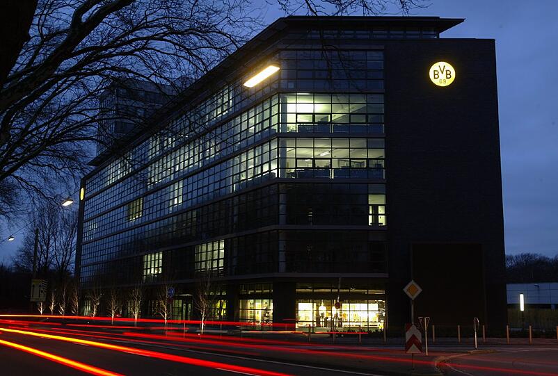 Praktikum: Zwischen 2010 und 2011 absolvierte er ein Praktikum auf der BVB-Geschäftsstelle. Götze hat Fachabitur, sagte nach dem letzten Schultag: &bdquo;Mit einem Abschluss hat man das Gefühl, dass zwölf Jahre Schule nicht umsonst waren.&ldquo; Lieblingsfächer? Sport und Mathe.