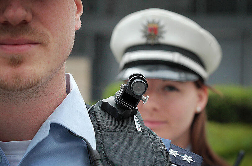 Wegen der wachsenden Gewalt gegen Polizisten testet das Land Rheinland-Pfalz in einem Pilotprojekt in Mainz und Koblenz den Einsatz von Videokameras (Bodycams), die an den Uniformen der Beamten befestigt werden.