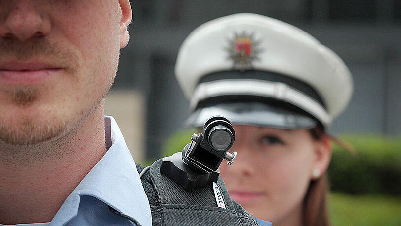 Wegen der wachsenden Gewalt gegen Polizisten testet das Land Rheinland-Pfalz in einem Pilotprojekt in Mainz und Koblenz den Einsatz von Videokameras (Bodycams), die an den Uniformen der Beamten befestigt werden. Wegen der wachsenden Gewalt gegen Polizisten testet das Land Rheinland-Pfalz in einem Pilotprojekt in Mainz und Koblenz den Einsatz von Videokameras (Bodycams), die an den Uniformen der Beamten befestigt werden.