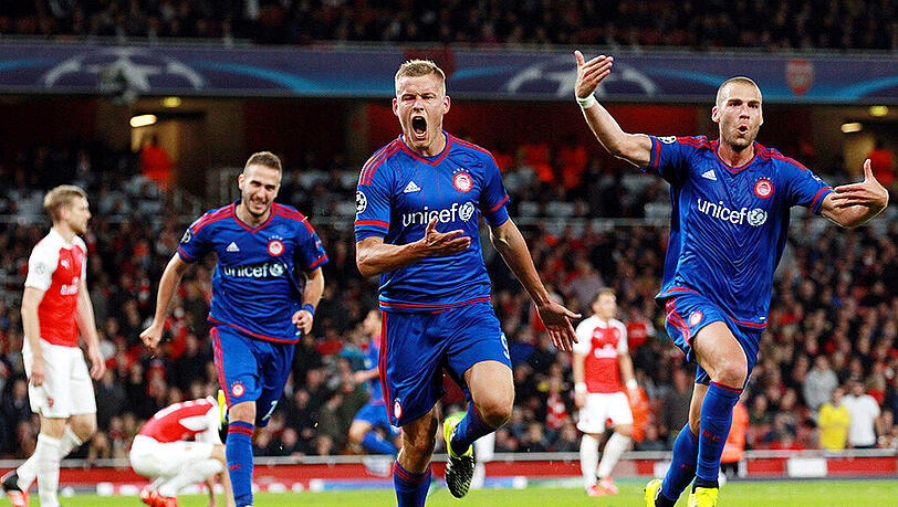 Jubel bei den Siegern von Olympiakos Piräus, Frust beim Verlierer FC Arsenal (hinten Per Mertesacker). Jubel bei den Siegern von Olympiakos Piräus, Frust beim Verlierer FC Arsenal (hinten Per Mertesacker).