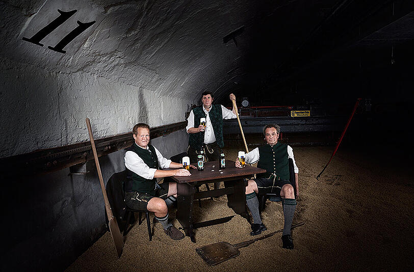 Augustiner-Bräu München (V.l.n.r.): Dr. Martin Leibhard (Geschäftsführer), Anton Obermaier (Geschäftsführer), Werner Mayer (Geschäftsführer) - Um Augustiner ranken sich ja viele Legenden und Geheimnisse. Ein Neues lautet, dass die drei Vorstände der Bauerei sich gerne in der Tenne Nr. 11 auf ein Bier zusammensetzen und nebenher das Keimgut wenden.
