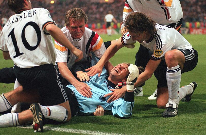 EM, 1996: Halbfinale gegen England 6:5 i.E. - 30 Jahre nach der letzten Niederlage gegen ein Turniergastgeber gibt es wieder ein Duell in Wembley - und diesmal jubelt Deutschland. Im Elfmeterschießen pariert Andreas Köpke (m) gegen Gareth Southgate. Vier Tage später wird Oliver Bierhoff im Finale zum Golden Boy der EM.