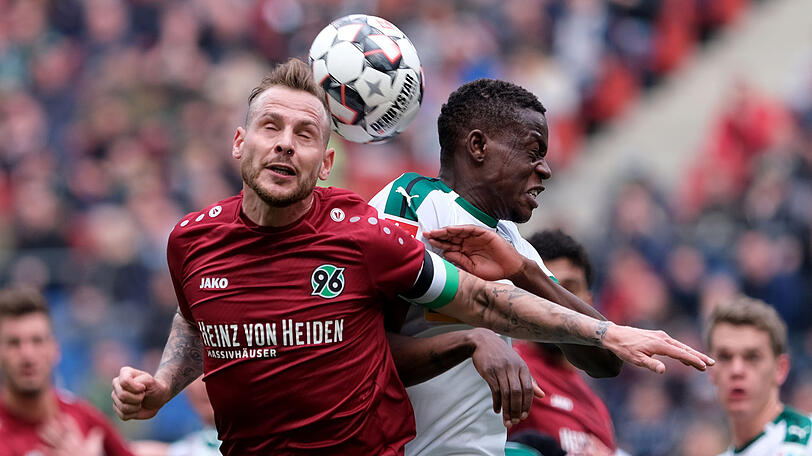 Fehlt Hannover in München: 96-Kapitän Marvin Bakalorz (l.).