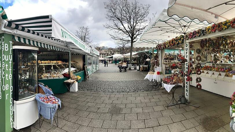 Blumen, Obst, Käse, Wurst &ndash; so dicht wie in dieser Reihe sollten die Viktualienmarkt-Stände unter den Schirmen eigentlich aneinander liegen.