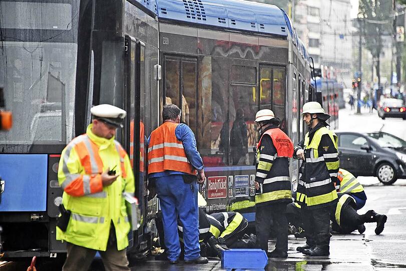 Die Bahn musste mit einem Kran der Feuerwehr angehoben und ins Gleis zurück gehievt werden.