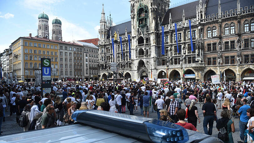 Rund 3.000 Menschen haben am vergangenen Samstag auf dem Marienplatz gegen die aktuellen Corona-Maßnahmen demonstriert.