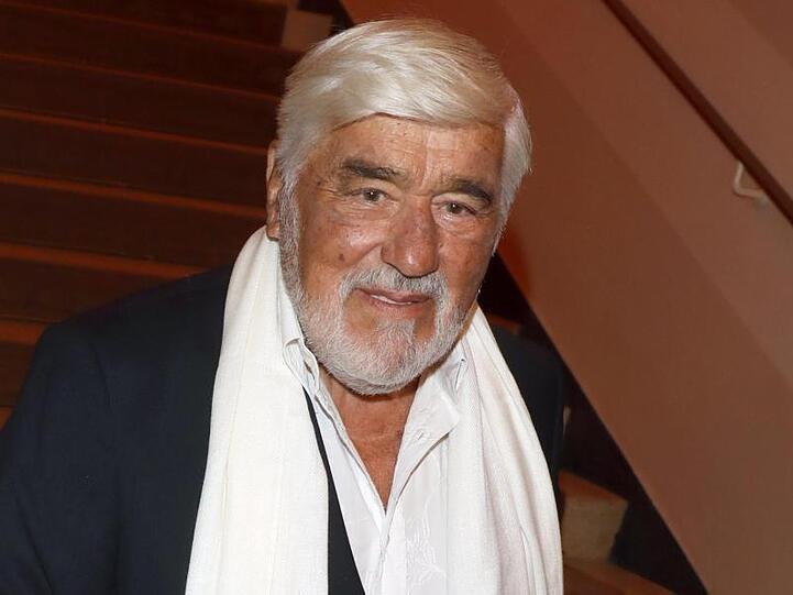 Mario Adorf blickt nach vorn.