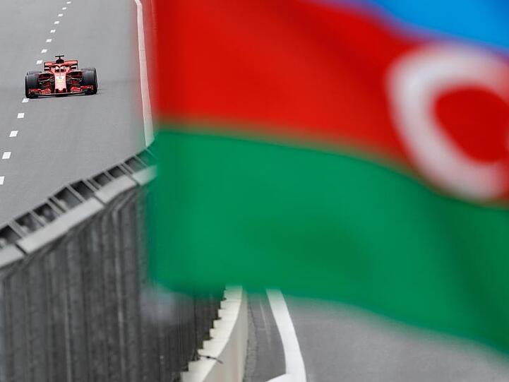 Die Scuderia Ferrari von Sebastian Vettel geht leicht favorisiert in das Rennen in Baku.