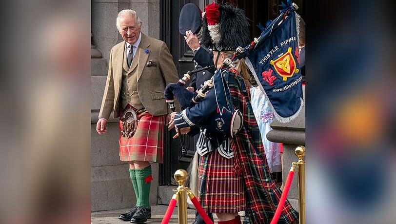 König Charles trägt gerne Kilt.