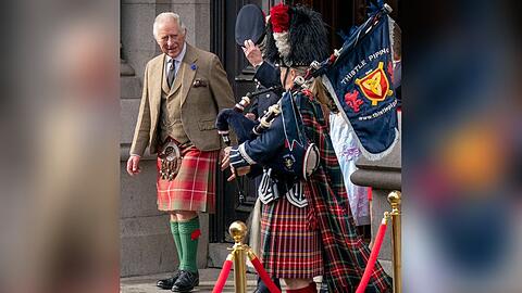 König Charles trägt gerne Kilt.