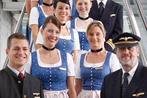 Lufthansa-Crew in Tracht.