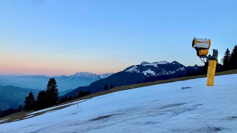 Eine Schneekanone steht auf einer Skipiste am auf knapp 1100 Meter Höhe beginnenden Grafenherberglift am Sudelfeld.