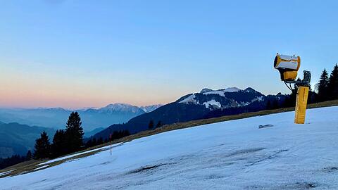 Eine Schneekanone steht auf einer Skipiste am auf knapp 1100 Meter Höhe beginnenden Grafenherberglift am Sudelfeld.