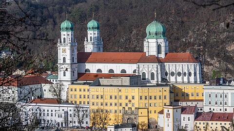 Der Dom St. Stephan in der Altstadt von Passau. Das Landeskomitee der Katholiken wählte in der Bischofsstadt den Marktforscher Christian Gärtner zu seinem neuen Vorsitzenden. (Symbolbild)