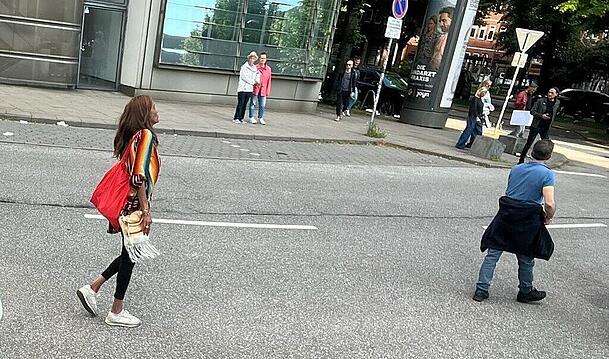 Das vielleicht letzte Foto in der Öffentlichkeit: Naddel verlässt einsam und angeschlagen den Hamburger Schlagermove 2024 Das vielleicht letzte Foto in der Öffentlichkeit: Naddel verlässt einsam und angeschlagen den Hamburger Schlagermove 2024