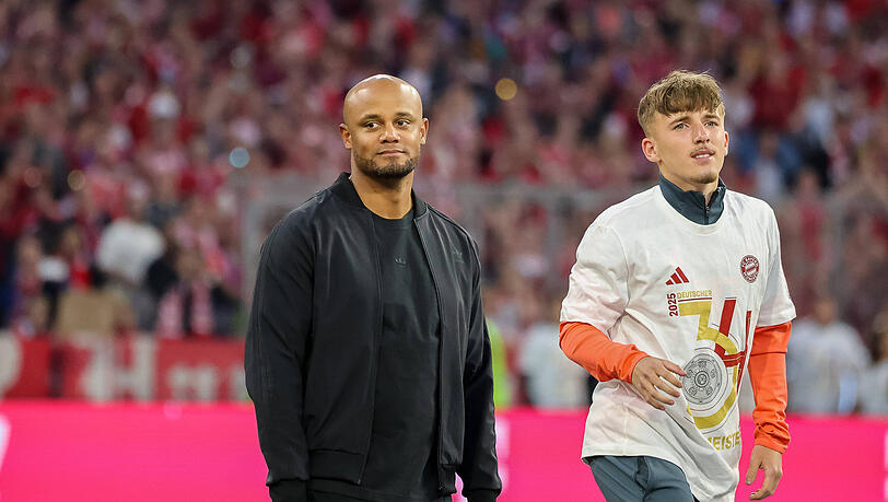 Der Cheftrainer und eines der größten Bayern-Talente: Vincent Kompany mit Lennart Karl (r.).