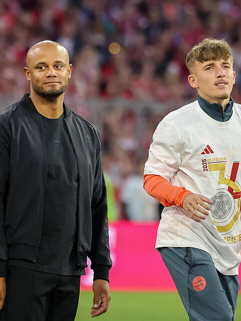 Der Cheftrainer und eines der größten Bayern-Talente: Vincent Kompany mit Lennart Karl (r.).