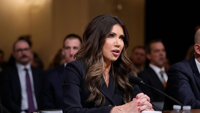 Worum geht es der US-Regierung bei Angriffen auf angebliche Drogenboote und der Beschlagnahmung von &Ouml;ltankern in der Karibik wirklich? US-Heimatschutzministerin Kristi Noem l&auml;sst eine Antwort erkennen.