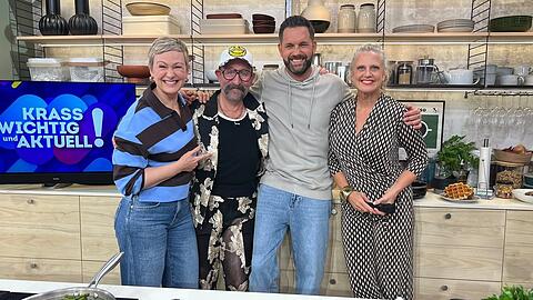 Karen Heinrichs neben dem v&ouml;llig ver&auml;ndertem Horst Lichter, Matthias Killing und Barbara Sch&ouml;neberger im "Sat.1-Fr&uuml;hst&uuml;cksfernsehen".