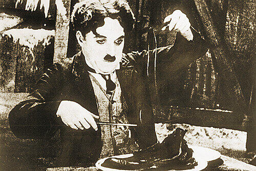 Kalorienarm: Charlie Chaplin verzichtet im Film &bdquo;Goldrausch&ldquo; (1925) auf Fleisch und versucht sich an einem Menü aus Sohle und Schnürsenkel &ndash; allerdings notgedrungen.