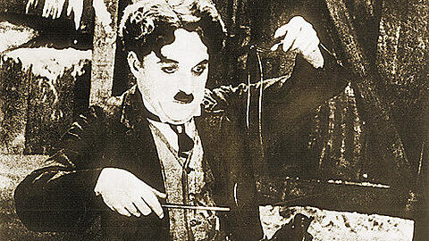 Kalorienarm: Charlie Chaplin verzichtet im Film &bdquo;Goldrausch&ldquo; (1925) auf Fleisch und versucht sich an einem Menü aus Sohle und Schnürsenkel &ndash; allerdings notgedrungen.