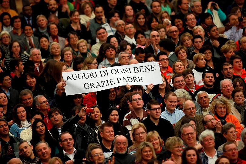 "Danke, Vater" - mit großen transparenten ehren die gläubigen Katholiken in der Audienzhalle Paolo VI im Vatikan ihren Papst. Es war seine voraussichtlich letzte Generalaudienz. Am Montag hatte der Papst seinen Rücktritt angekündigt.