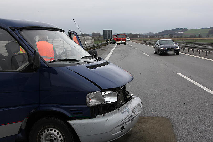 Bei dem schweren Unfall auf der A94 bei Ampfing werden die zwei Fahrer verletzt.