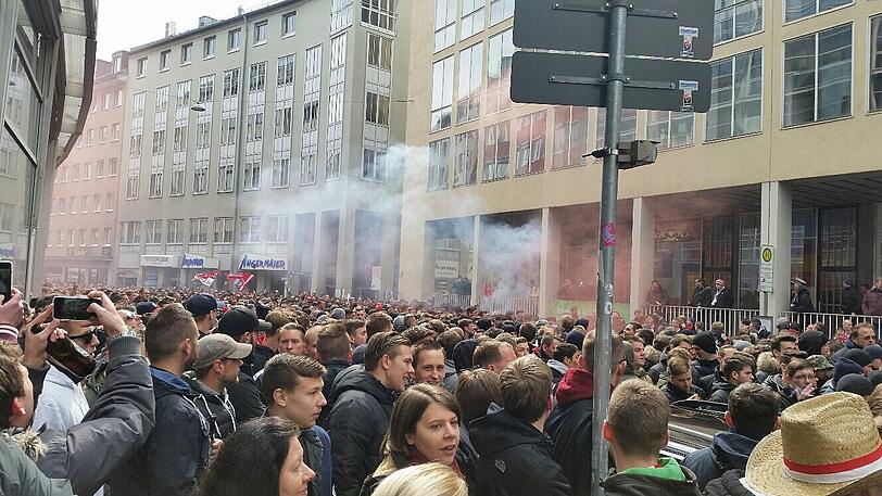 Amateur-Derby: FC Bayern II gegen den TSV 1860 II - Fans treffen sich in den Innenstadt. Die Bilder...