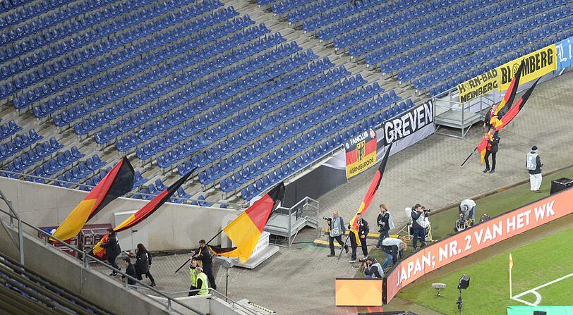 Das Fußball-Länderspiel in Hannover zwischen Deutschland und den Niederlanden ist am Dienstagabend abgesagt worden. Es bestand die Gefahr eines Sprengstoff-Anschlags. "Wir haben konkrete Hinweise gehabt, dass jemand im Stadion einen Sprengsatz zünden wollte", sagte Hannovers Polizeipräsident Volker Kluwe. Die Bilder...