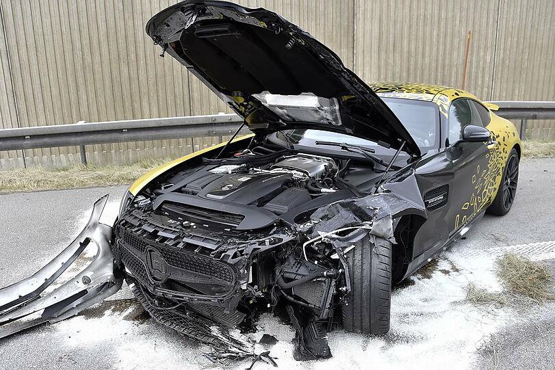 Schwerer Unfall auf der A94: Ein Mercedes-Sportwagen schoss einen Renault ab. Die Bilder von der Unfallstelle!