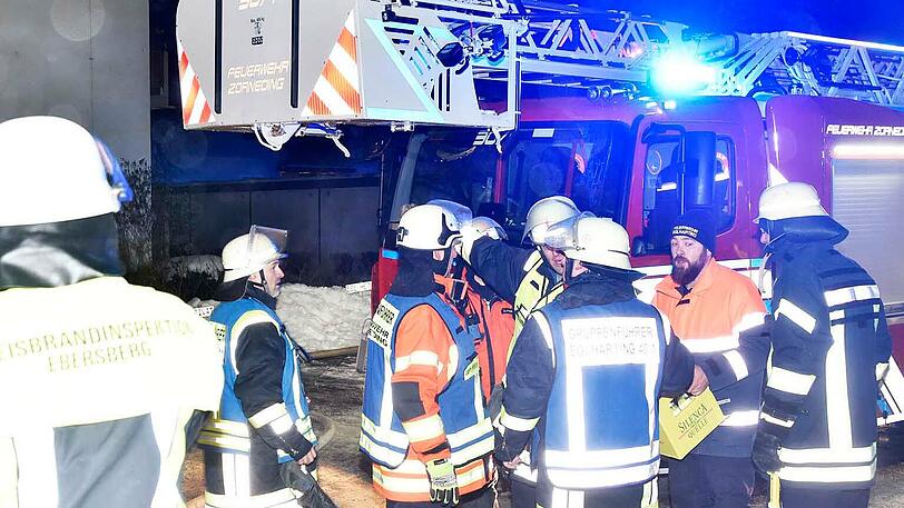 Brandstiftung im Mehrfamilienhaus: Im Treppenhaus stand ein Sofa in Flammen.